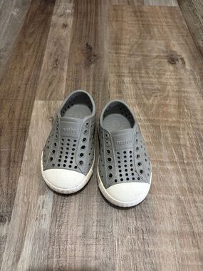 Native Kids Water Shoes in Light Gray with White Toe